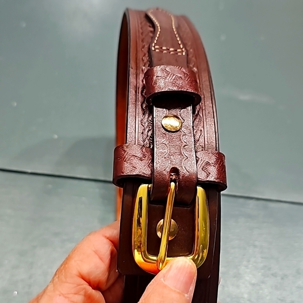 Cabela's leather belt. Unesex. Great style. NWT. DARK BROWN.